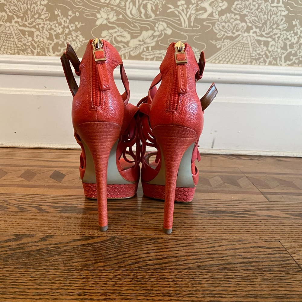 Boutique9 platform coral sandal, worn once, tag on bottom of shoe, size 8 - Picture 3 of 4